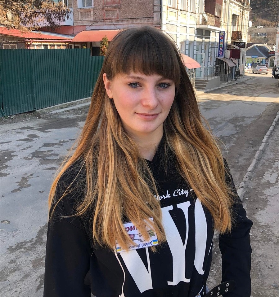  Я приходжу щодня. Ми ходимо з братом. Якщо не встигаємо на автобус, то ми йдемо пішки. нам приблизно сім кілометрів. Але нам це байдуже, ми хочемо допомагати людям. Ми дізналися в соцмережах, що тут збирають людей. Робили різну роботу, все, що може допомогти іншим.