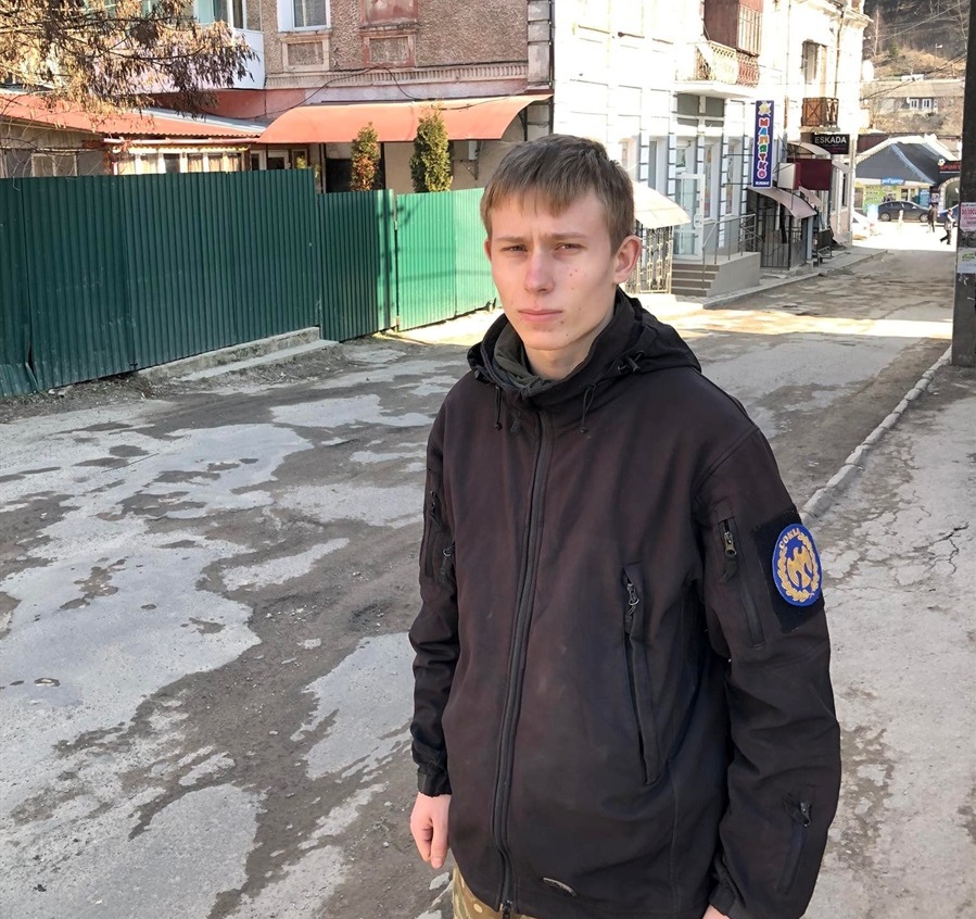 Я з перших днів допомагав у волонтерському центрі “Джура”, але потім теж прийшов у будинок культури. Не міг сидіти вдома. Хотів просто допомогти людям.

