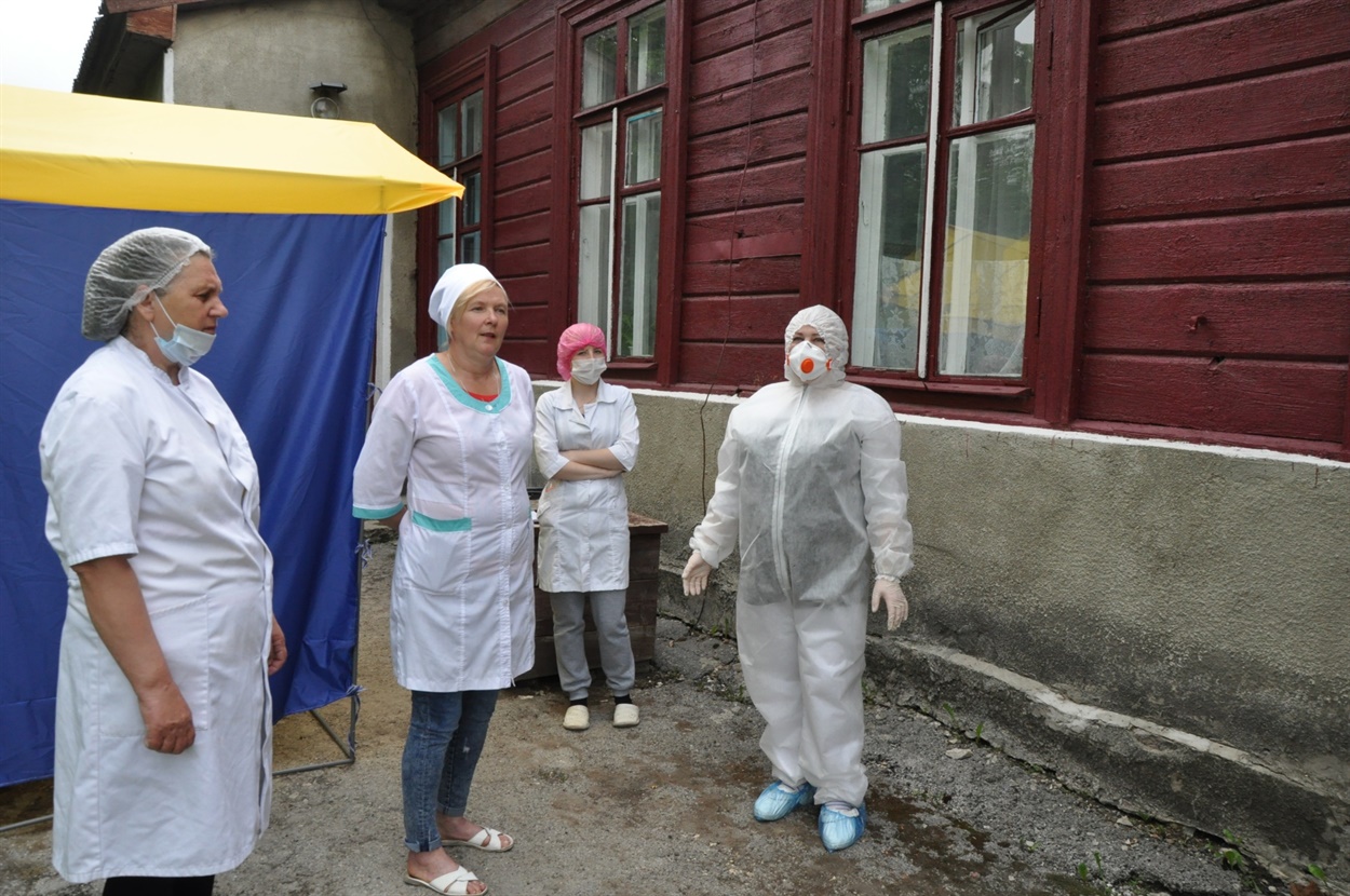 Медперсонал лікарні приймає зміну