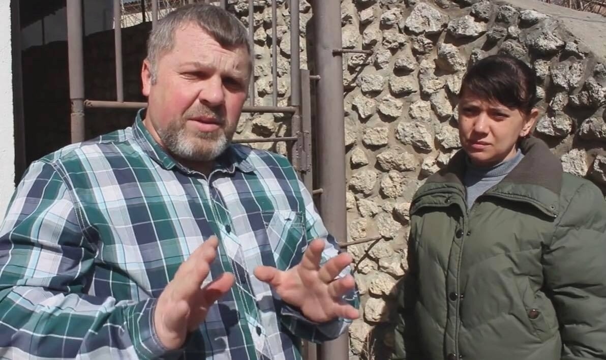 Юлія розповідає свою історію пастору