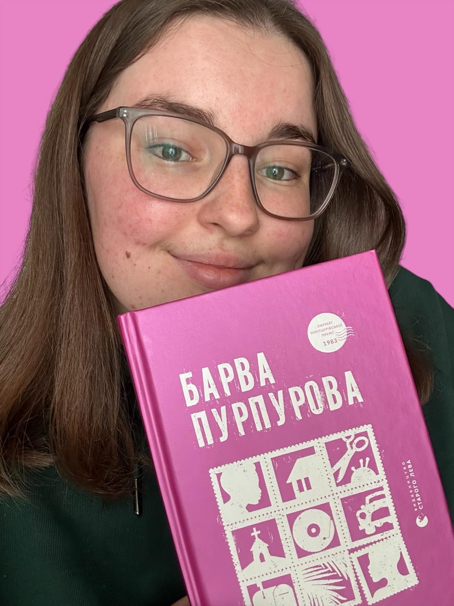 Перекладачка зі своїм примірником перекладеної книги
