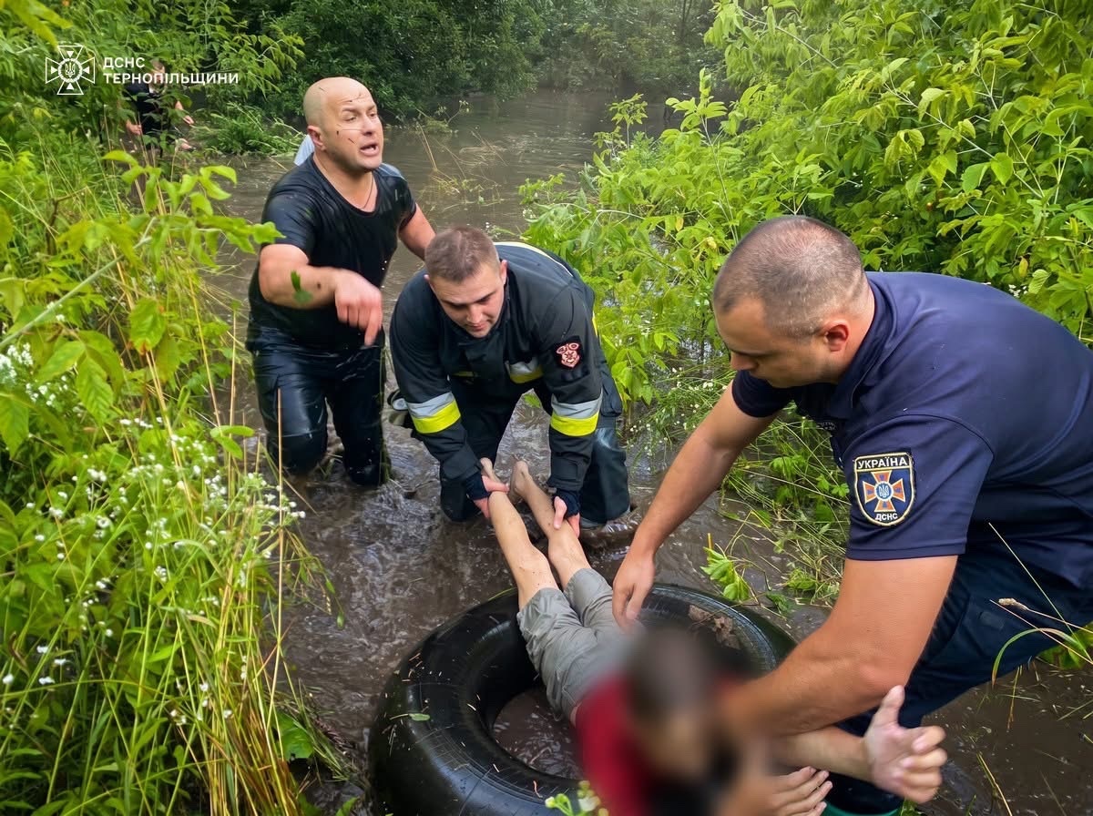 На Кременеччині після зливи підтопило домівки та дорогу М-19: сімох людей евакуювали