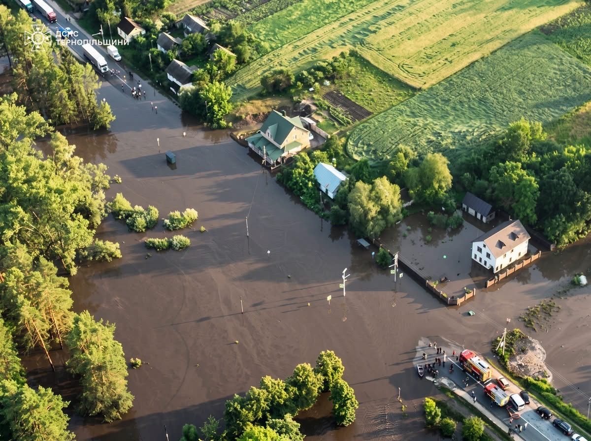 На Кременеччині після зливи підтопило домівки та дорогу М-19: сімох людей евакуювали